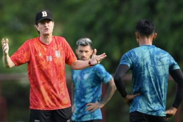 borneo-fc-tumbang-1-0-dari-psm-makassar-pieter-huistra-kritik-perilaku-pemain-lawan-di-lapangan