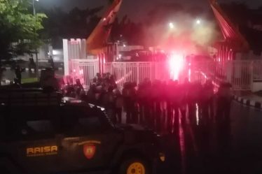 aksi-boikot-dan-nyalaan-flare-warnai-laga-psis-semarang-vs-persis-solo