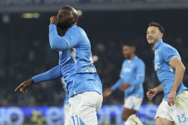 dengan-dua-kesalahan-fatal-como-dan-napoli-bermain-imbang-serie-a-kini-punya-dua-pemuncak-klasemen