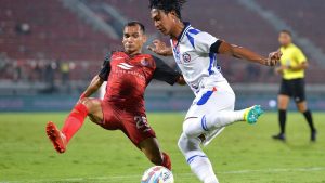 pascarenovasi-lapangan-stadion-patriot-candrabhaga-dikritik-sebagai-ancaman-bagi-keselamatan-atlet