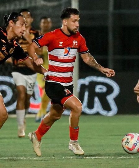 madura-united-unggul-1-0-atas-persija-ferarri-diusir-sape-kerrab-memimpin